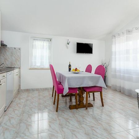 Apartments Emil Пула Екстериор снимка