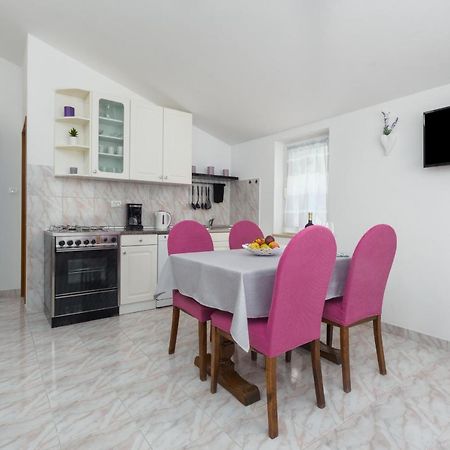 Apartments Emil Пула Екстериор снимка