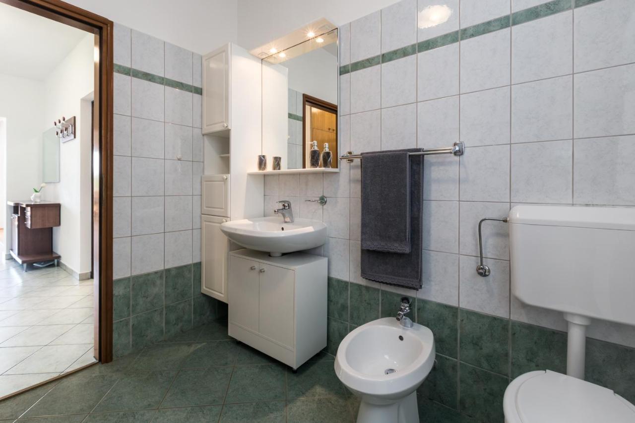 Apartments Emil Пула Екстериор снимка