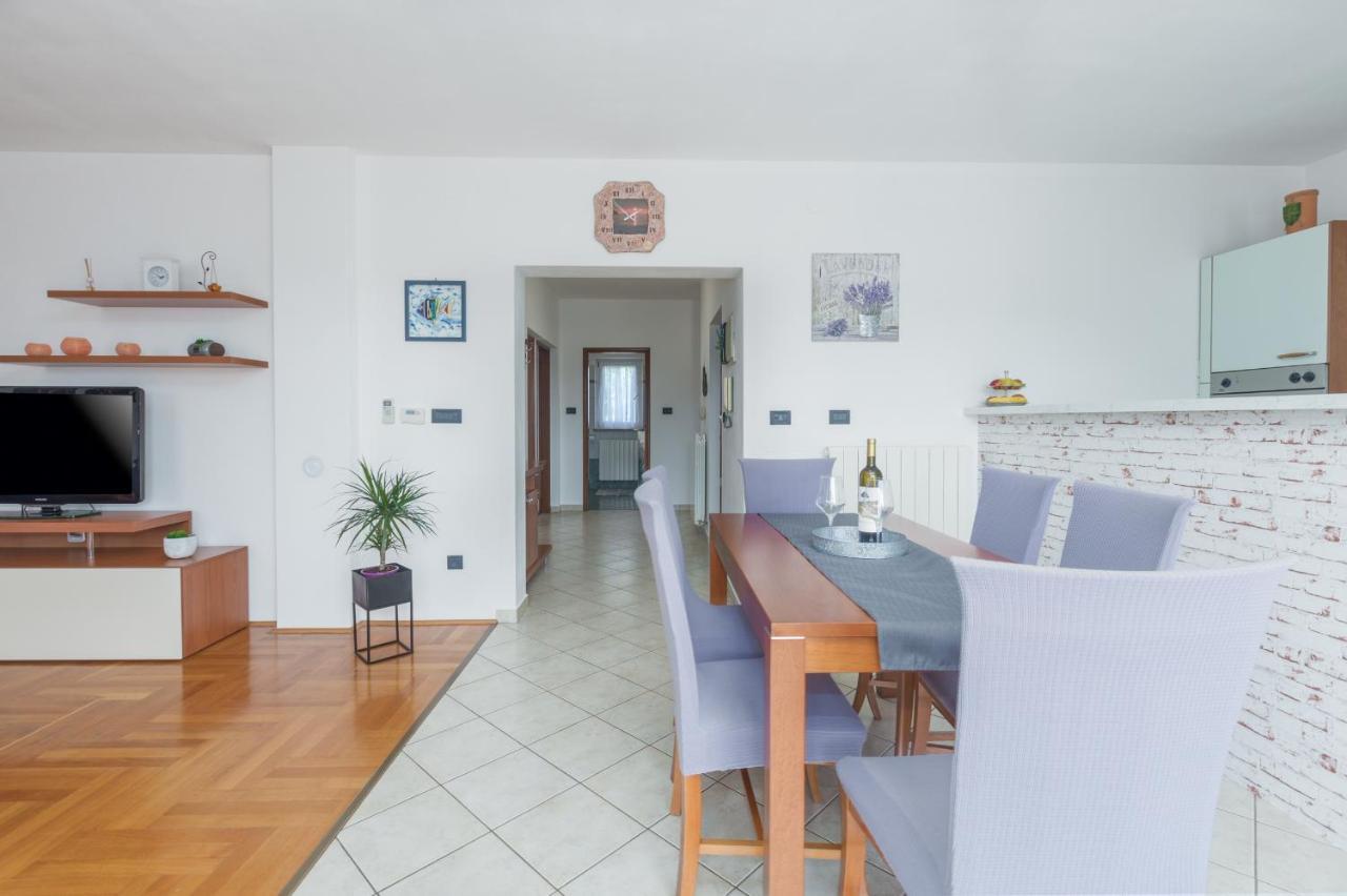 Apartments Emil Пула Екстериор снимка
