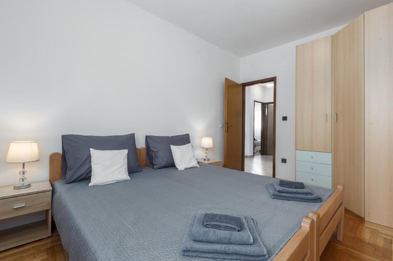 Apartments Emil Пула Екстериор снимка