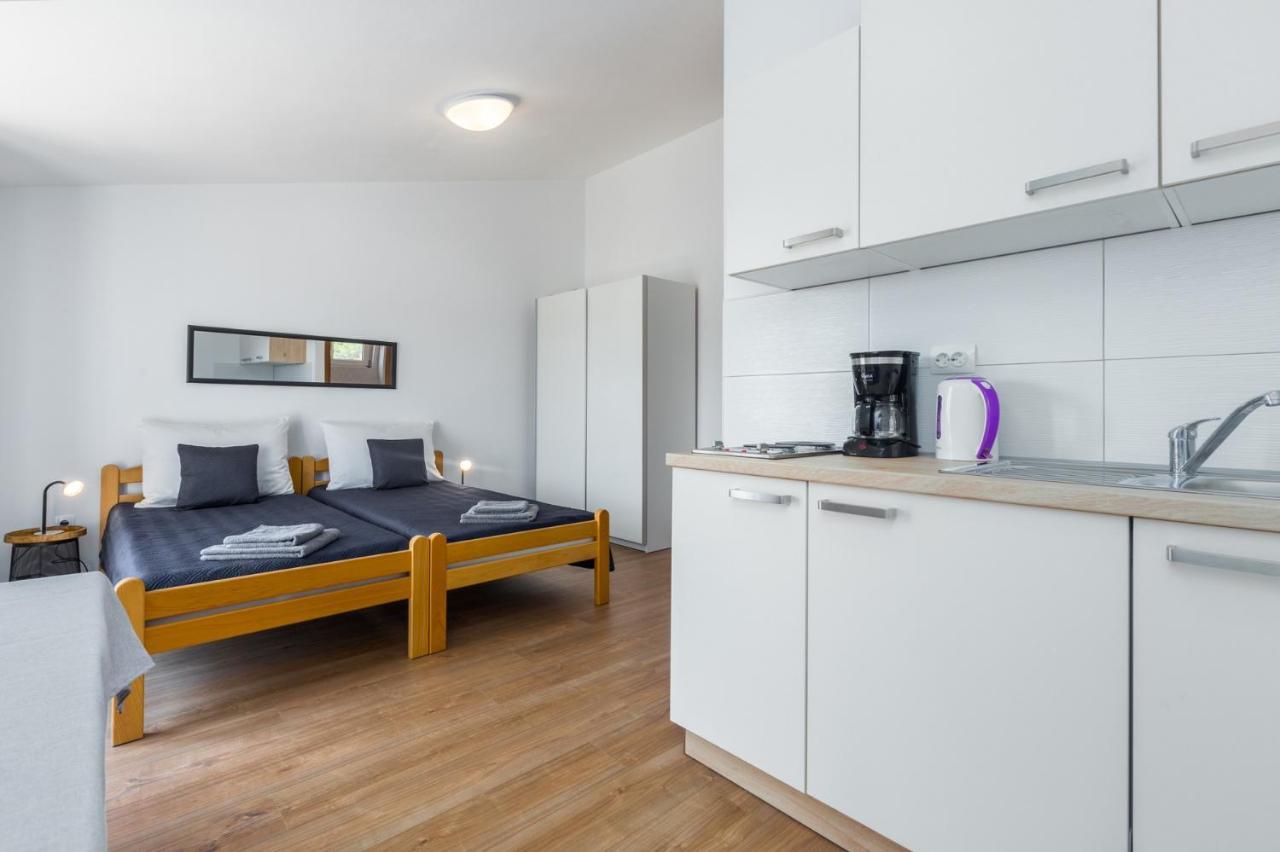 Apartments Emil Пула Екстериор снимка