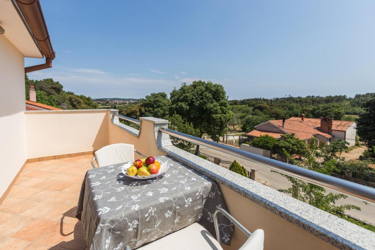 Apartments Emil Пула Екстериор снимка
