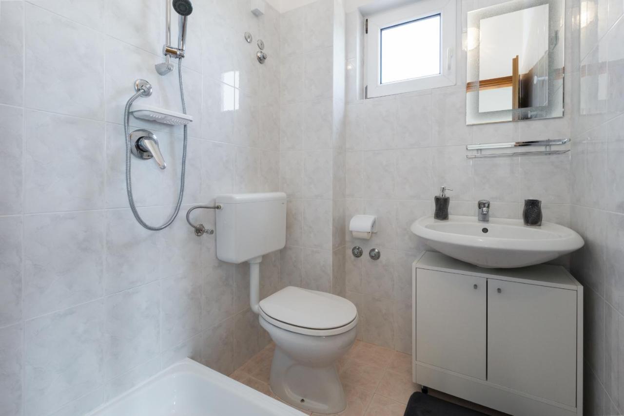 Apartments Emil Пула Екстериор снимка