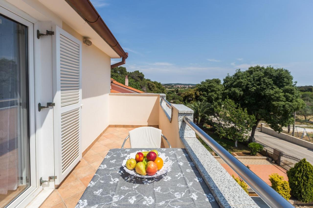 Apartments Emil Пула Екстериор снимка