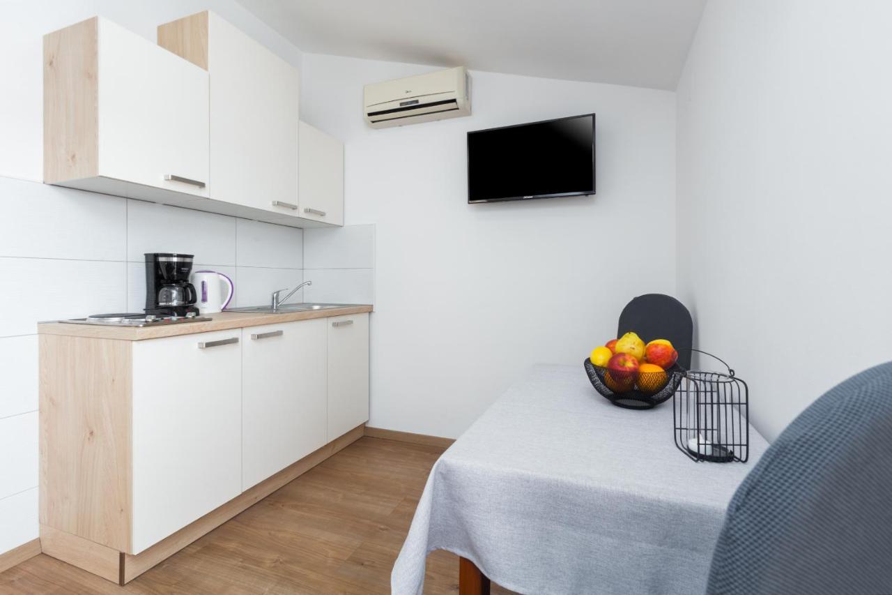 Apartments Emil Пула Екстериор снимка