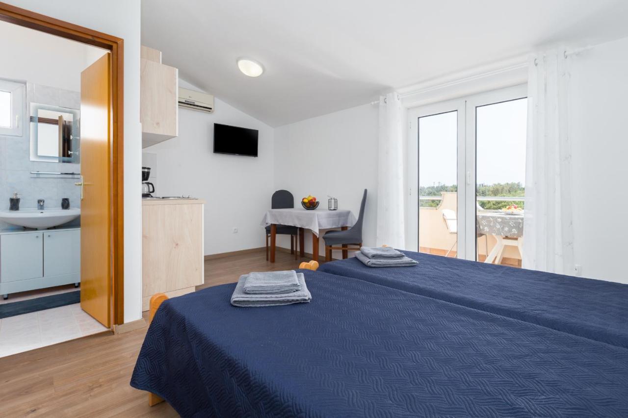 Apartments Emil Пула Екстериор снимка